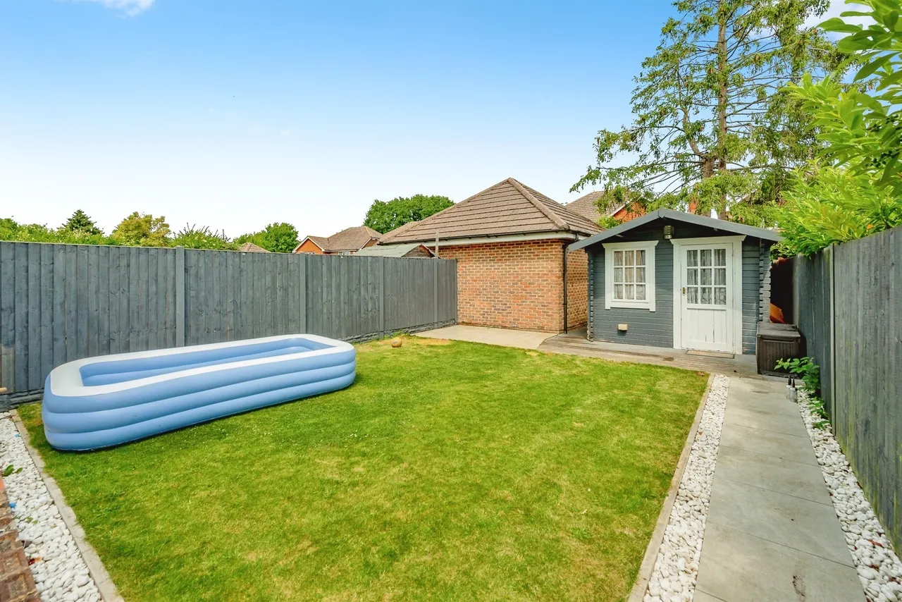 Upfield, Horley, RH6, photo 12
