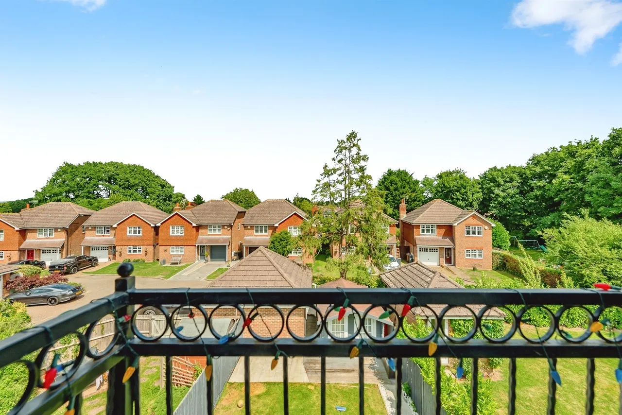 Upfield, Horley, RH6, photo 11