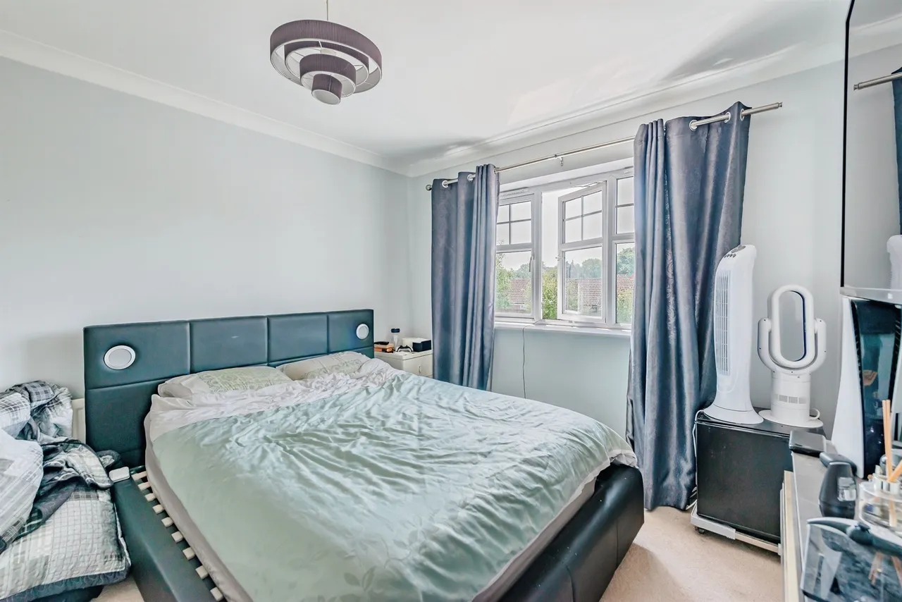 Upfield, Horley, RH6, photo 9
