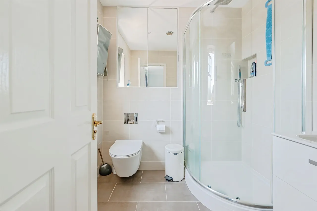 Upfield, Horley, RH6, photo 8