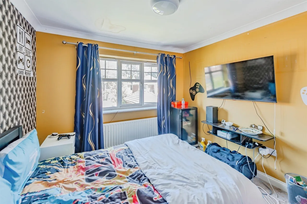 Upfield, Horley, RH6, photo 7