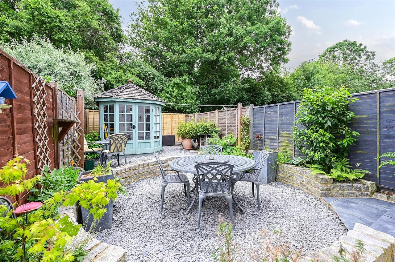 Pound Meadow, Sherfield-on-Loddon, Hook, Hampshire, RG27 0EP, photo 3