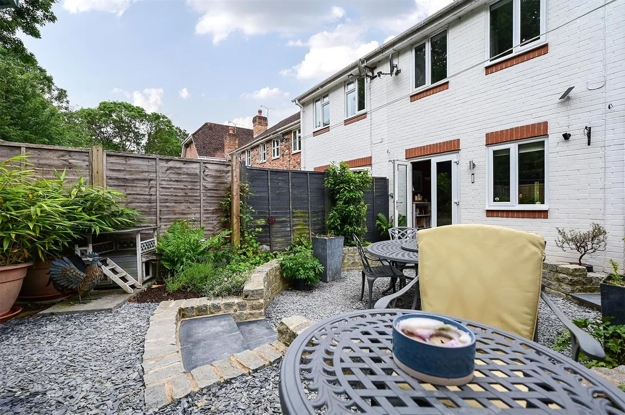 Pound Meadow, Sherfield-on-Loddon, Hook, Hampshire, RG27 0EP, photo 11