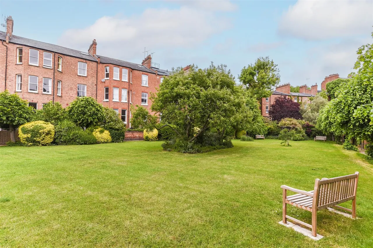 2 bed flat for sale — Compayne Gardens South Hampstead, London NW6 3DG