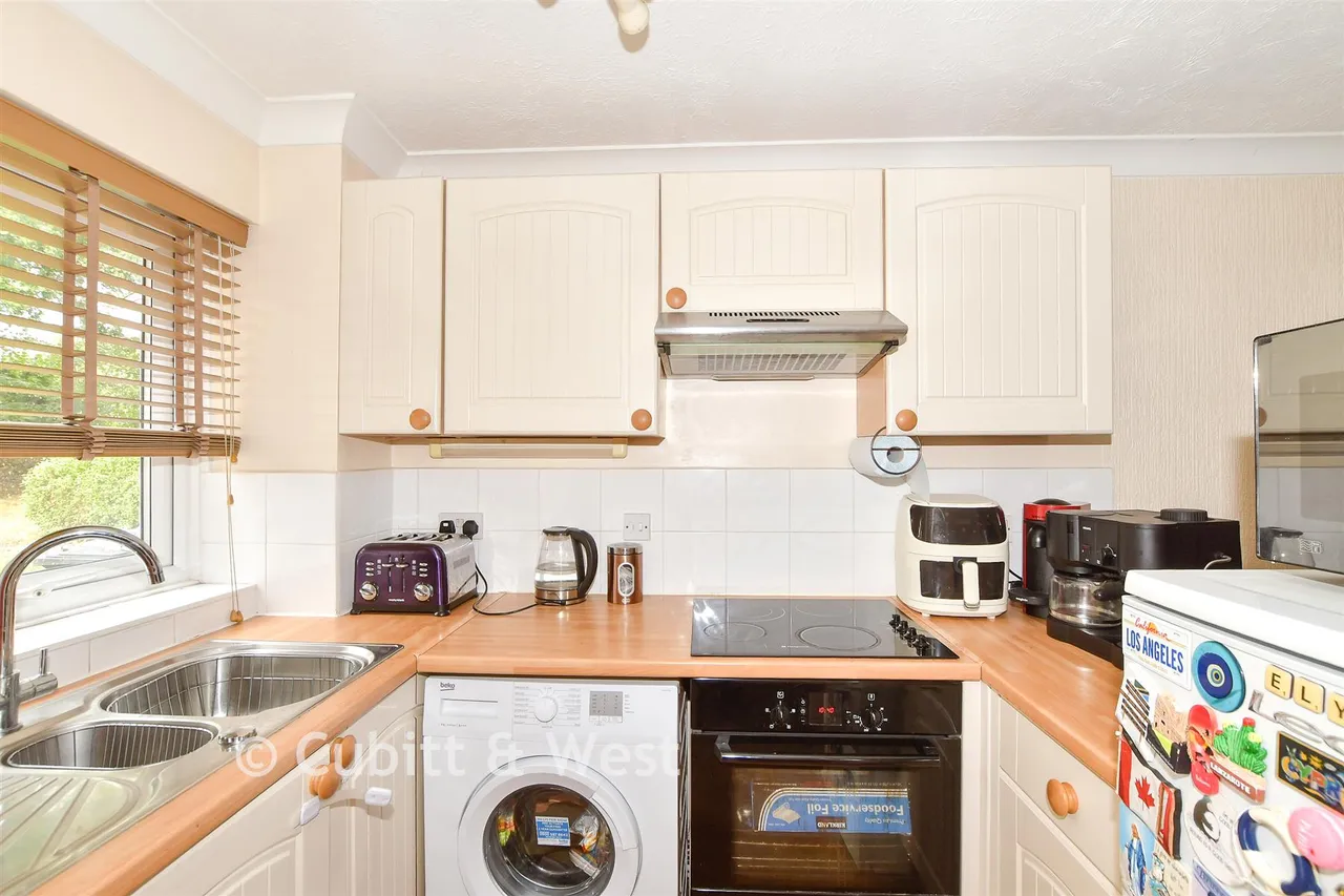 Cedar Way, Haywards Heath, RH16, photo 4