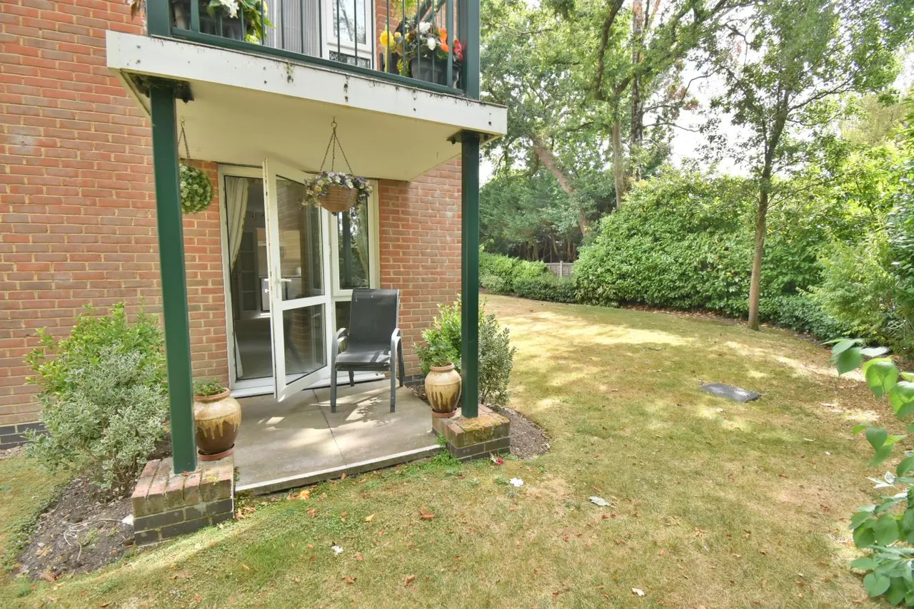 St Georges Court, BH22, photo 9