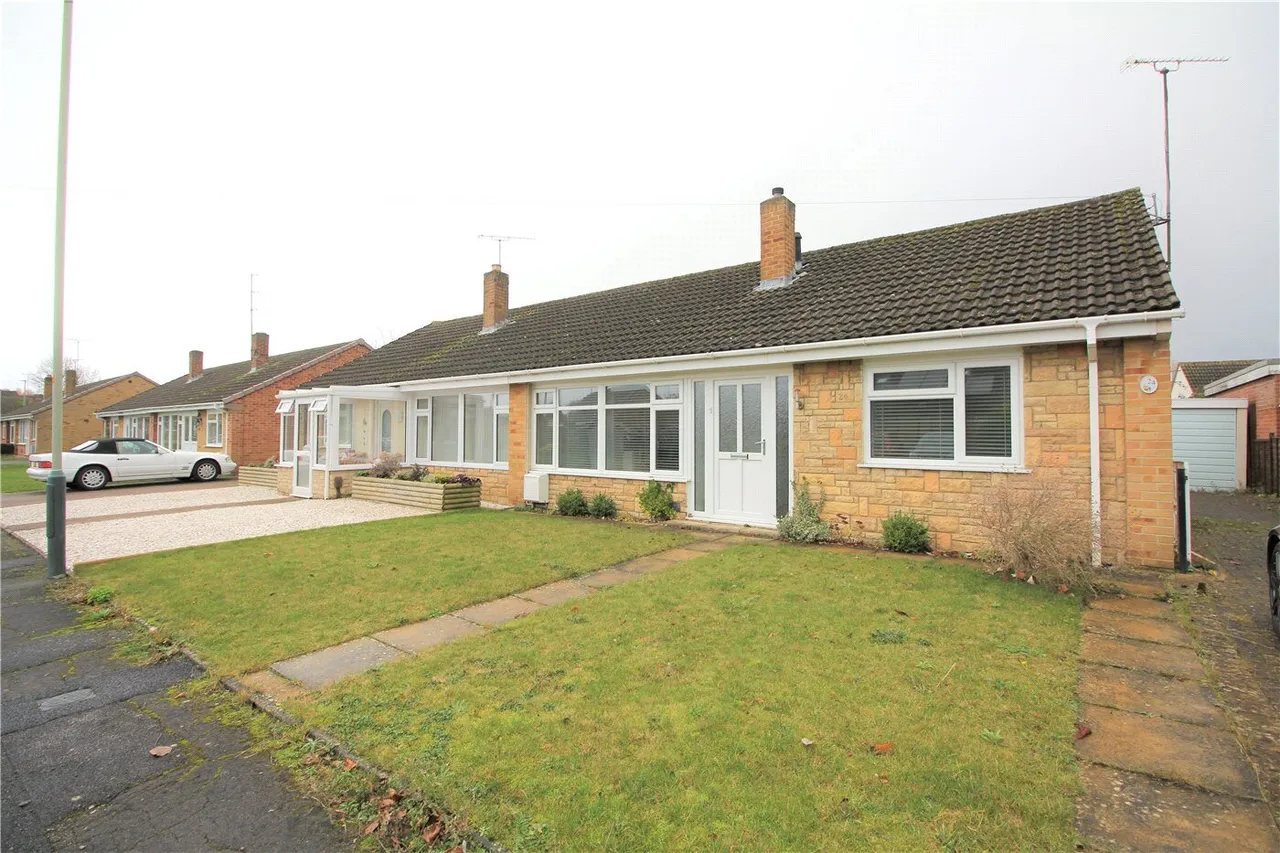 2 bed house to rent, Alma Close, Cheltenham, GL51