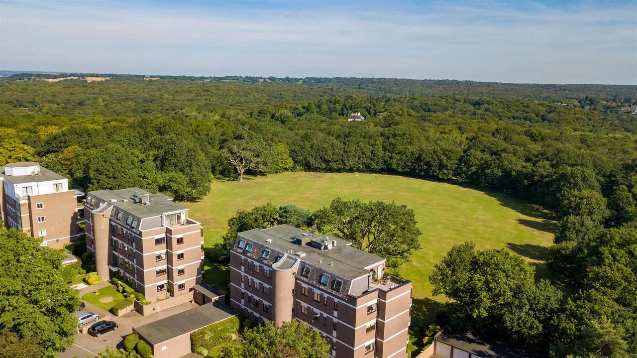 2 bed flat for sale — Hawsted, Buckhurst Hill