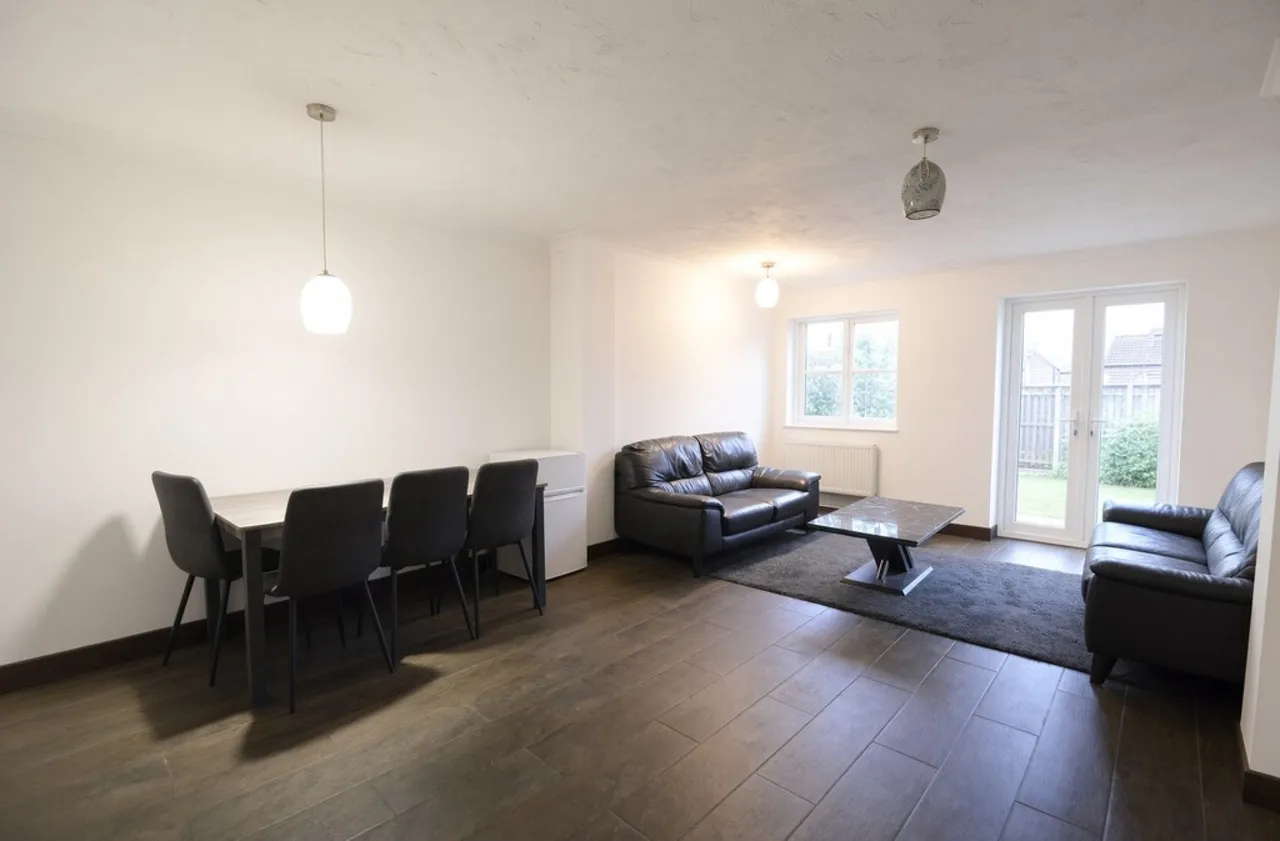 Kings Road, Egham, photo 7
