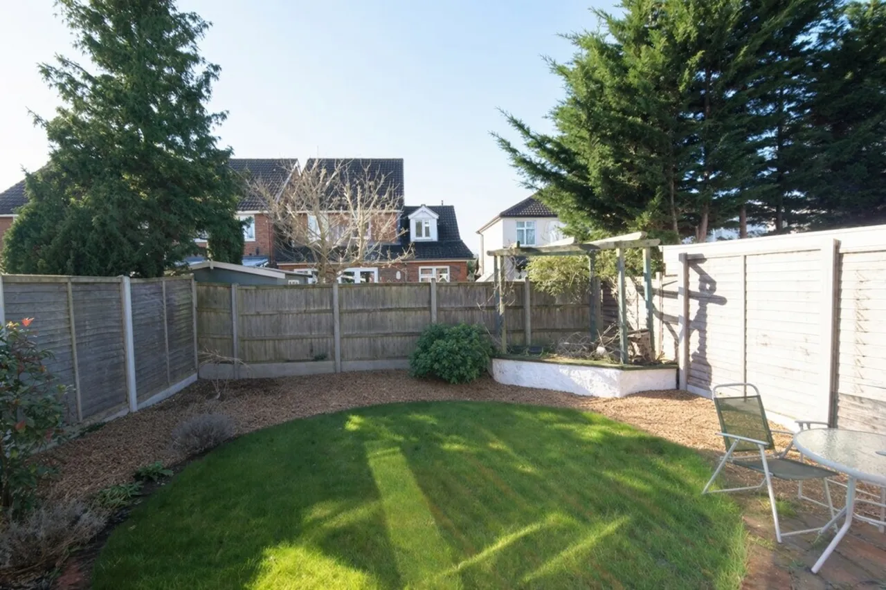 Kings Road, Egham, photo 5