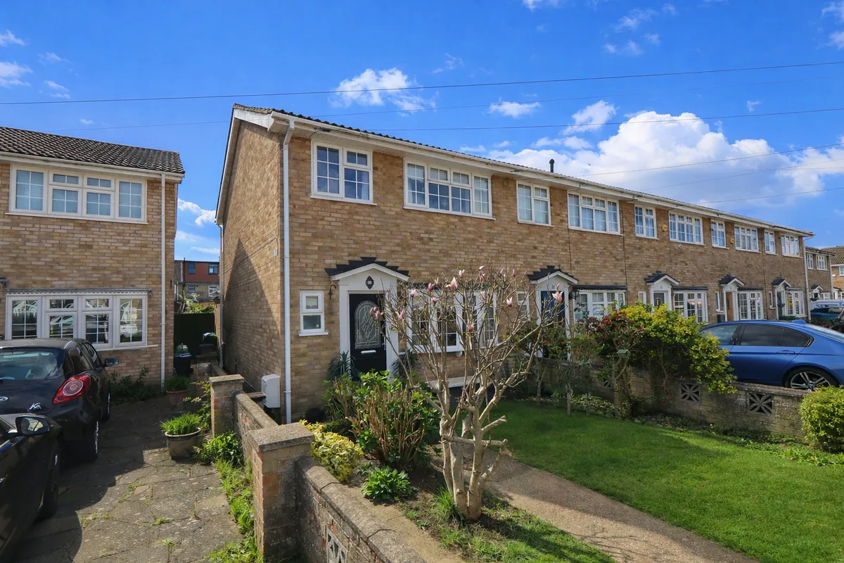 3 bed house for sale — Amberley Way, Romford, RM7 8BT