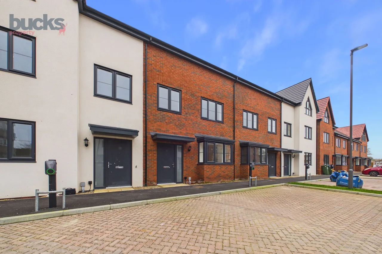 4 bed house for sale — Francis Avenue, Aylesbury, HP21
