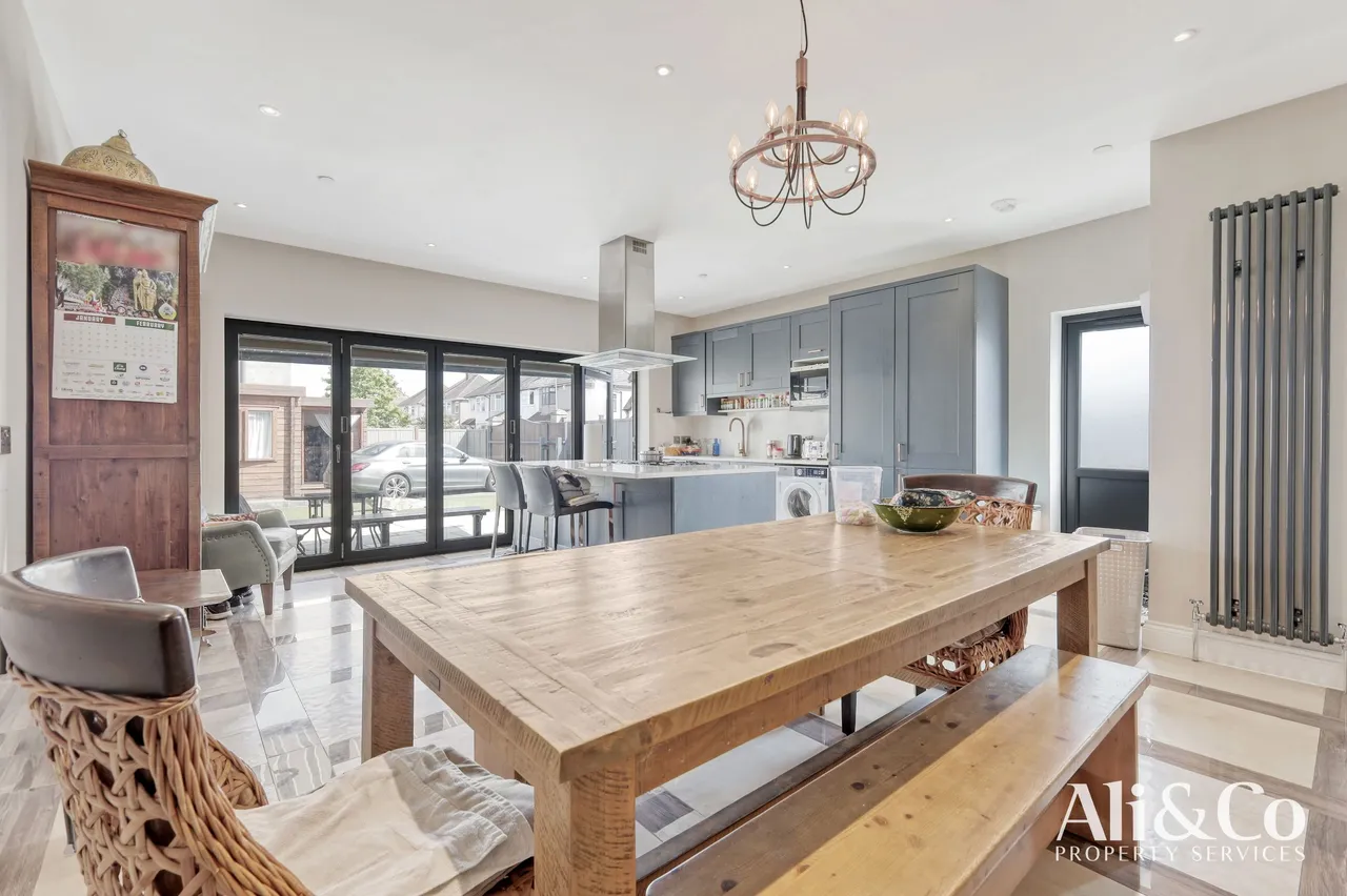 4 bed house for sale — Southend Road, Grays, Essex, RM17 5NN