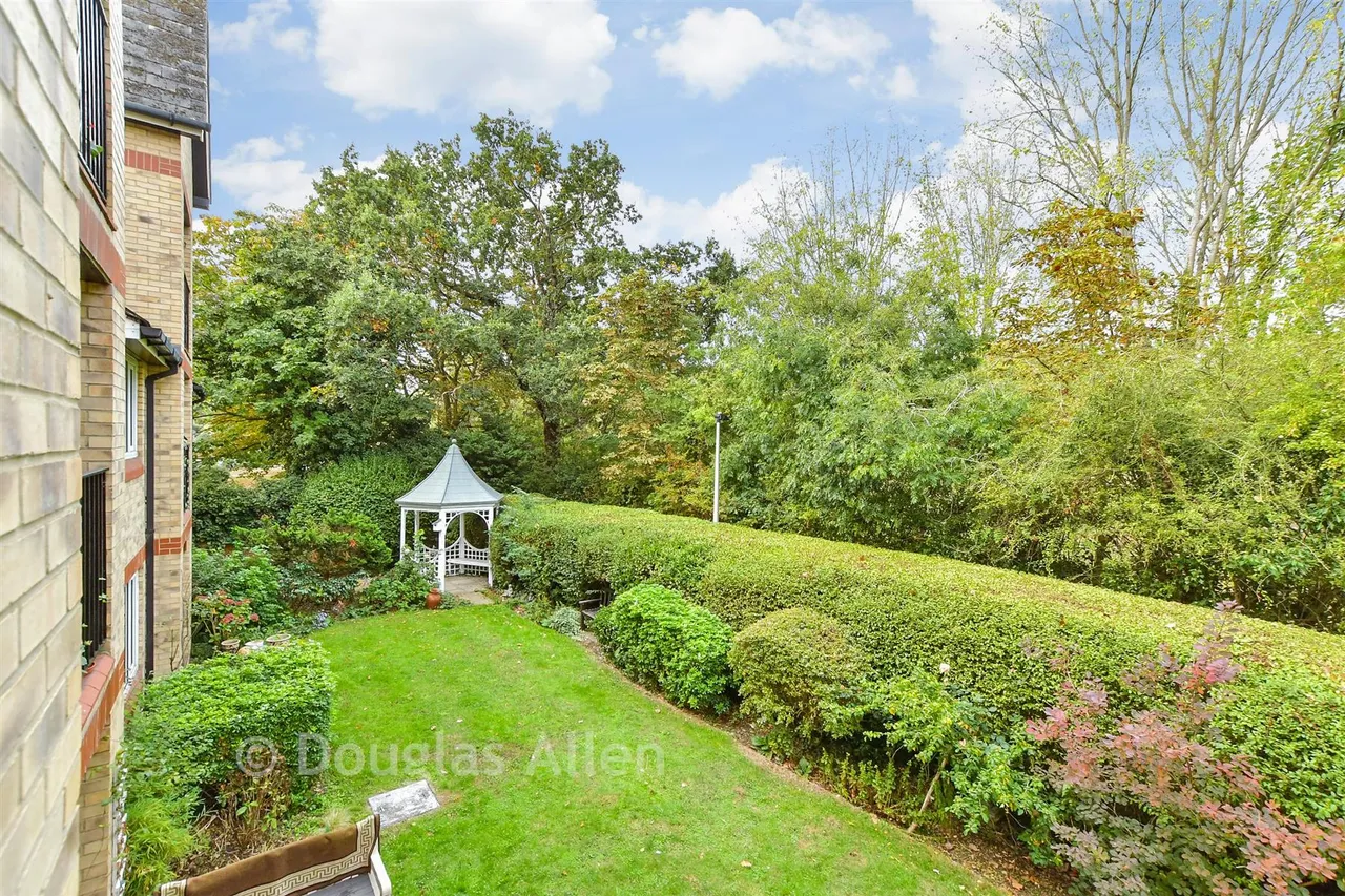 Grange Avenue, Woodford Green, IG8, photo 10