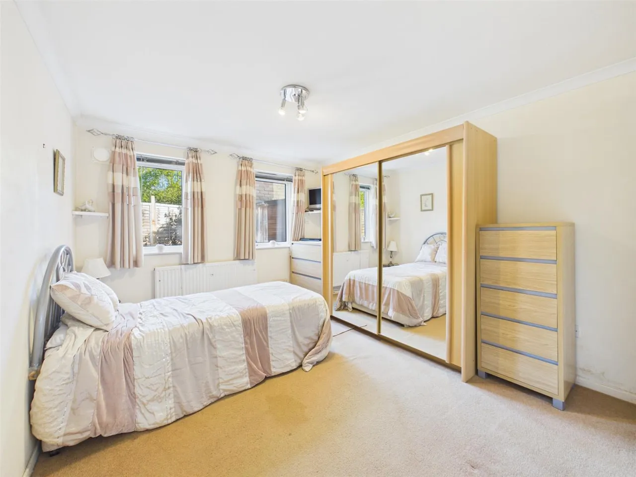 Lakeside Close, Ruislip, HA4 7UE, photo 3