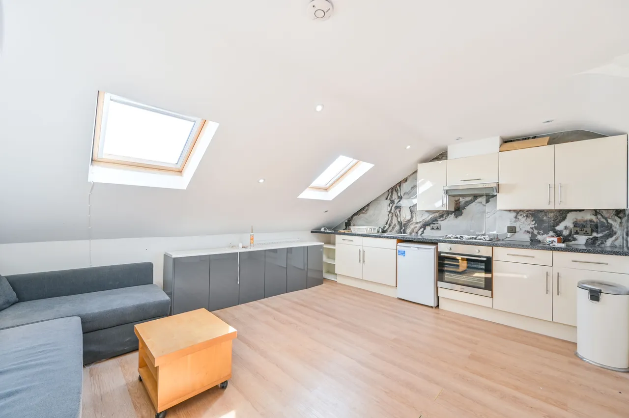 1 bed flat to rent — Flat E, 52 Salusbury Road, London