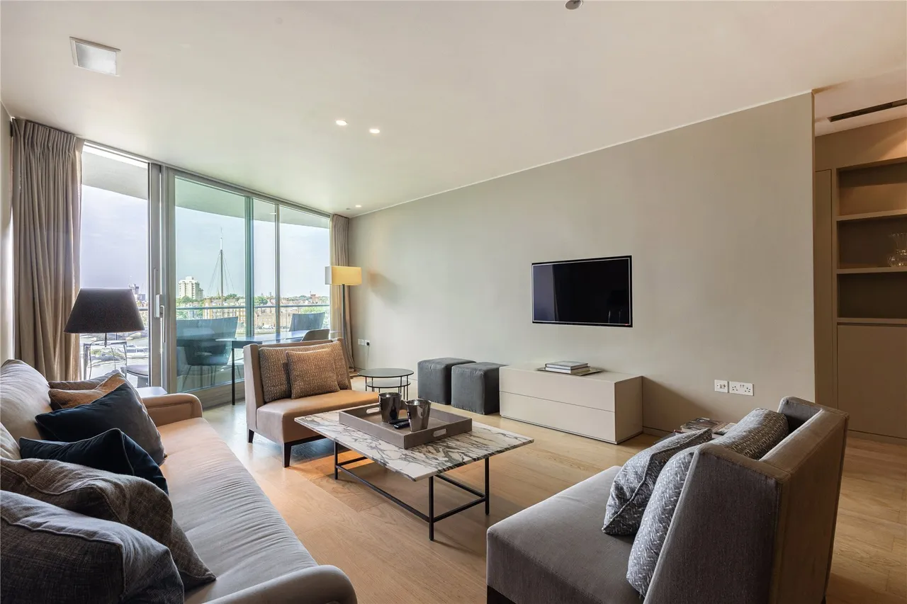 3 bed flat to rent, Hester Road, London, SW11