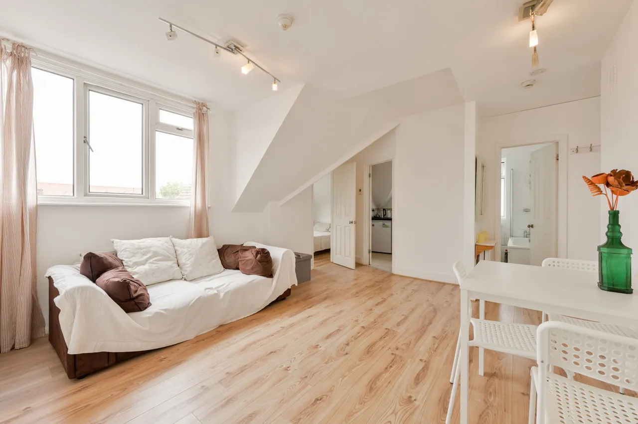 Flat 6, 4 Corfton Road, London, photo 2