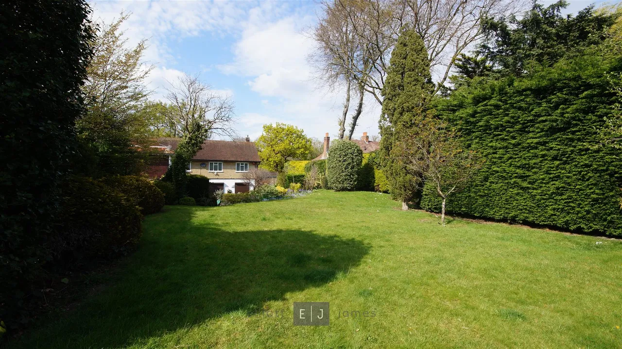 Whitehall Lane, Buckhurst Hill, IG9, photo 4