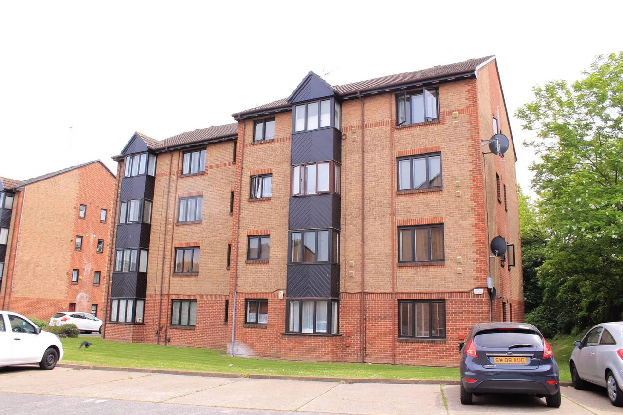 1 bed flat for sale — Cricketers Close, Erith