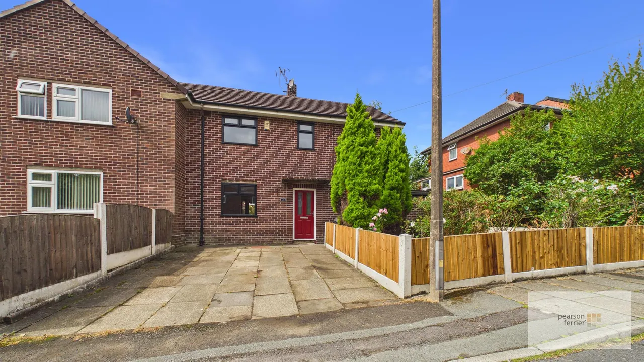 3 bed house for sale — Woodroyd Drive, Bury, BL9 7NH