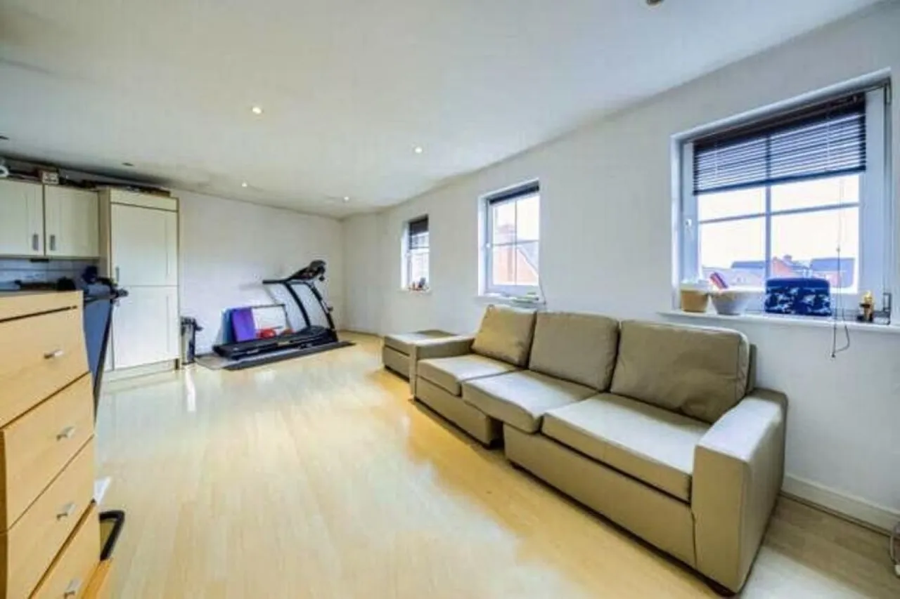 Dickens Heath Road, Dickens Heath, photo 6