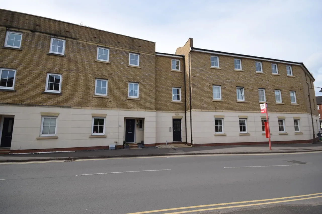 Dickens Heath Road, Dickens Heath, photo 5