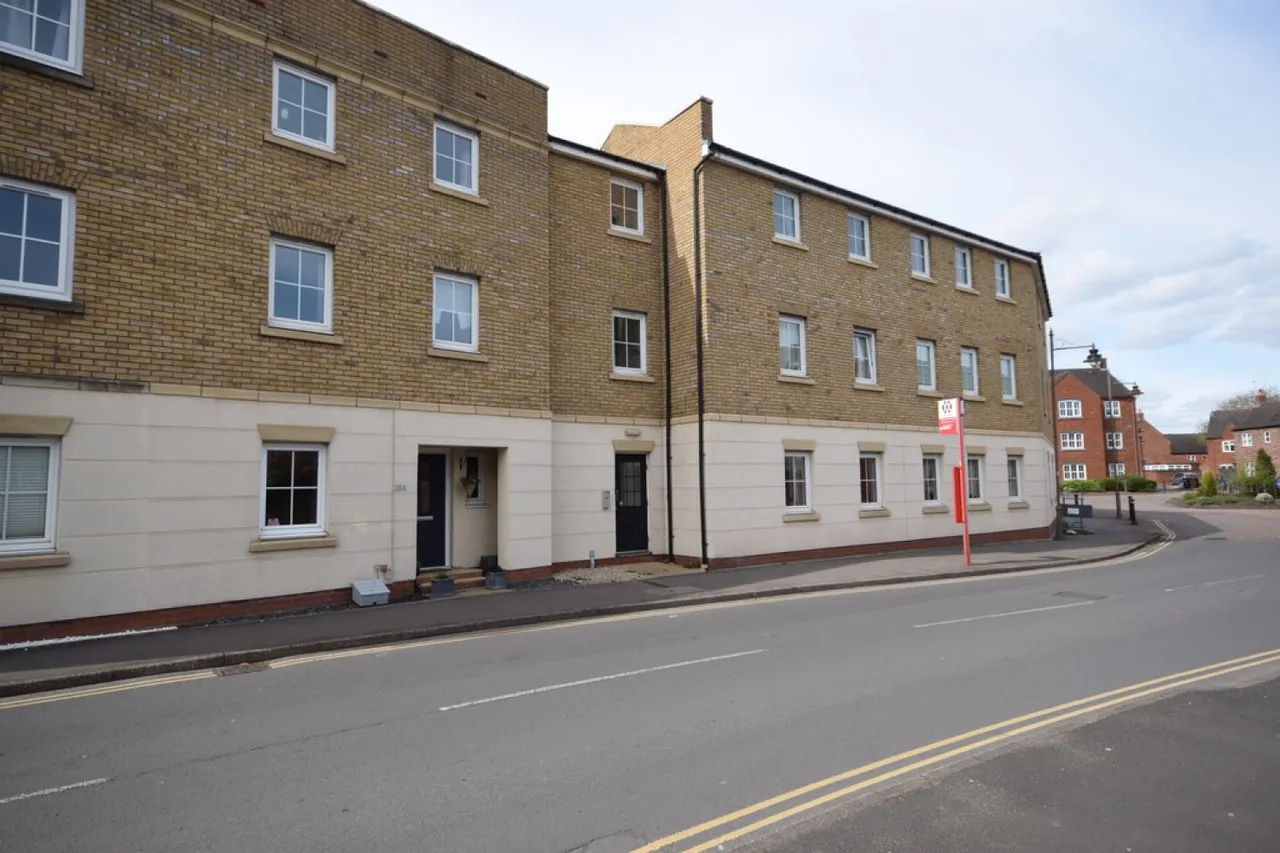 Dickens Heath Road, Dickens Heath, photo 4