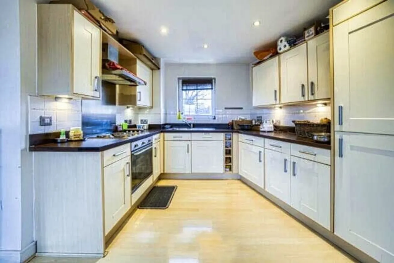 Dickens Heath Road, Dickens Heath, photo 3