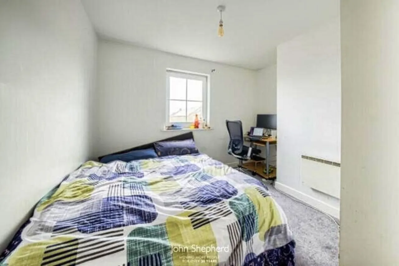Dickens Heath Road, Dickens Heath, photo 7