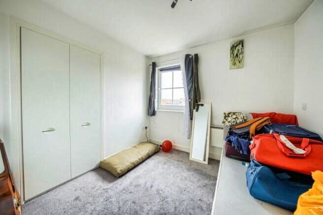Dickens Heath Road, Dickens Heath, photo 8