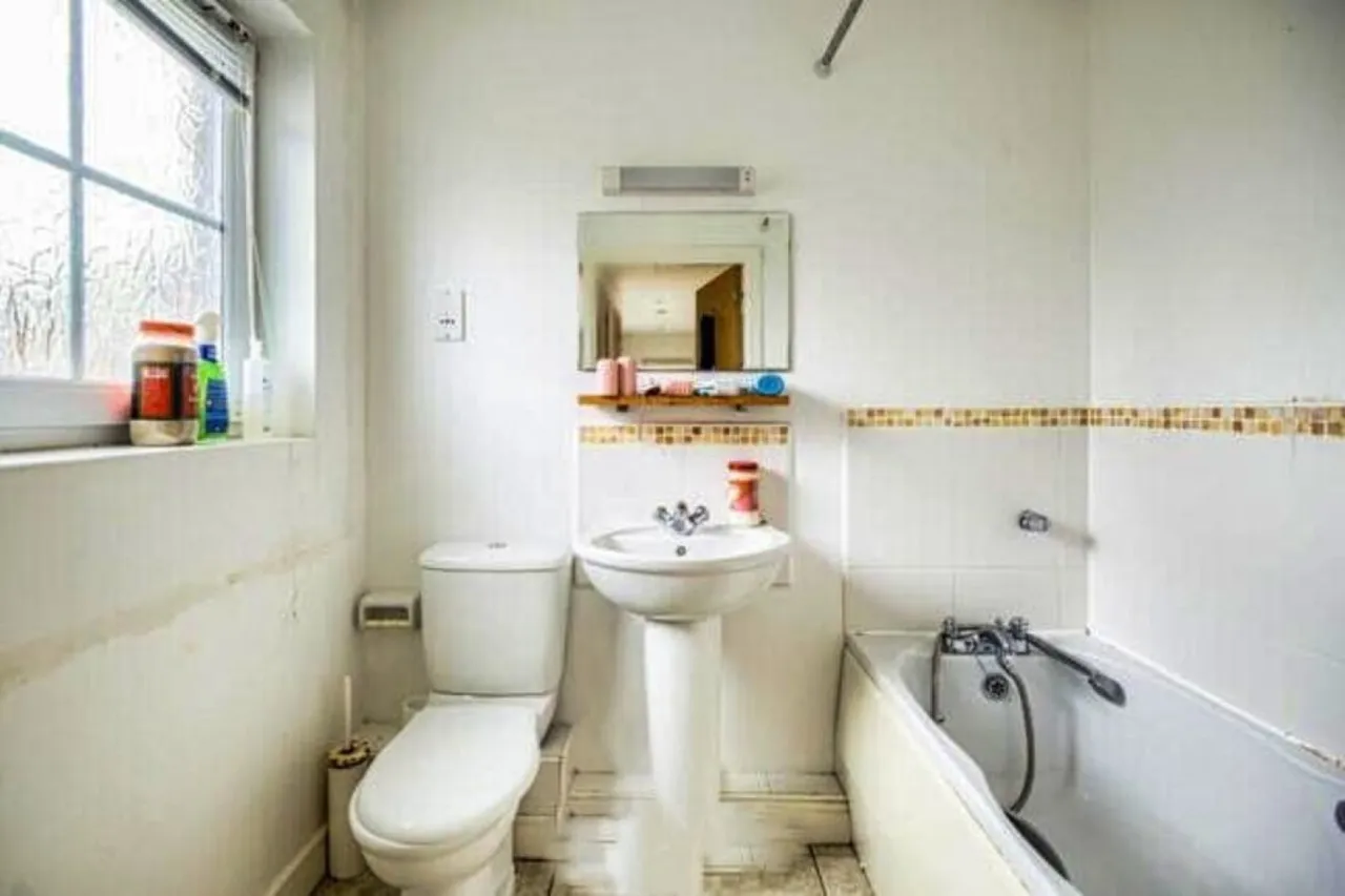 Dickens Heath Road, Dickens Heath, photo 9