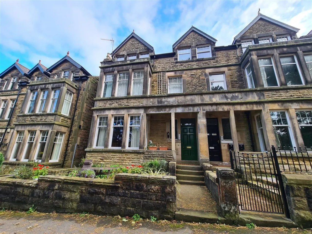 2 bed flat for sale — Harlow Moor Drive, Harrogate, North Yorkshire