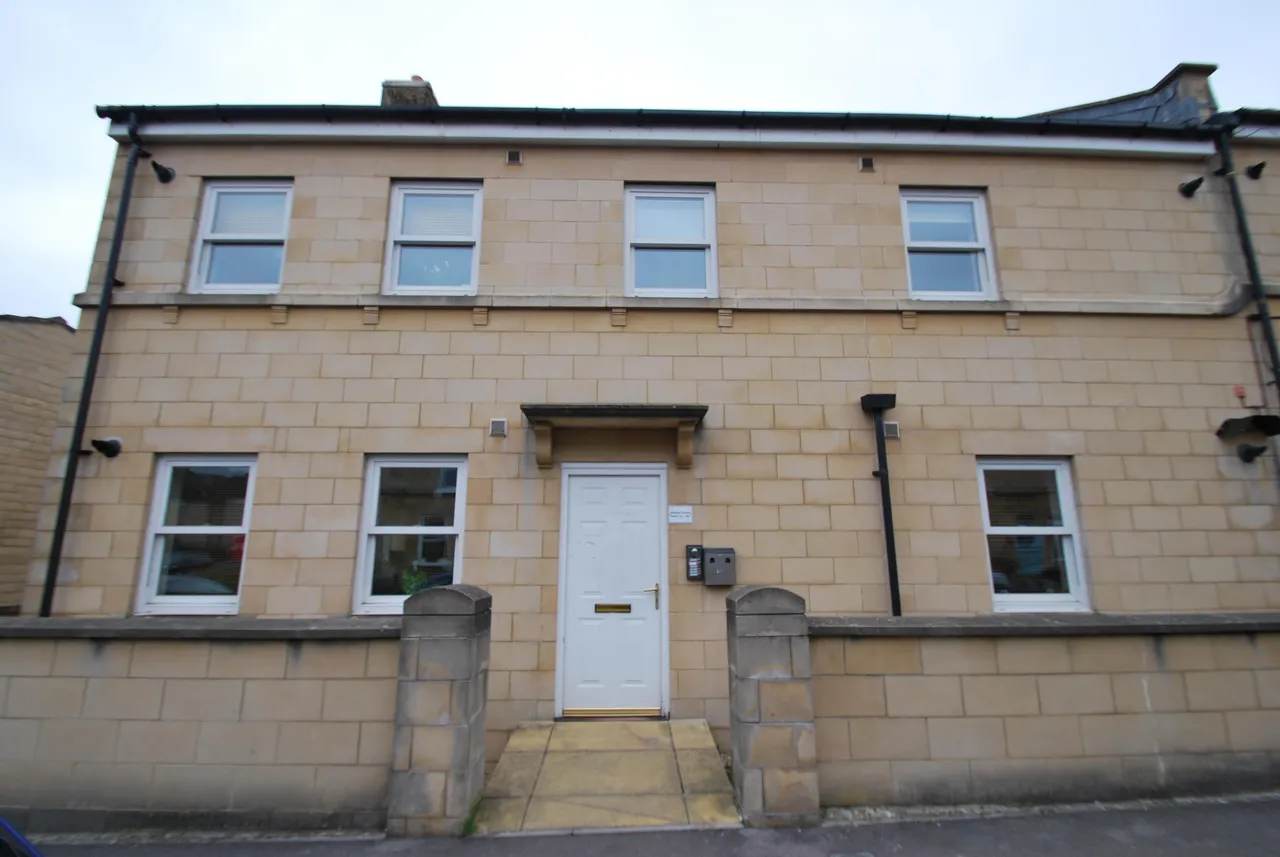 2 bed flat to rent — Albany Road, Bath