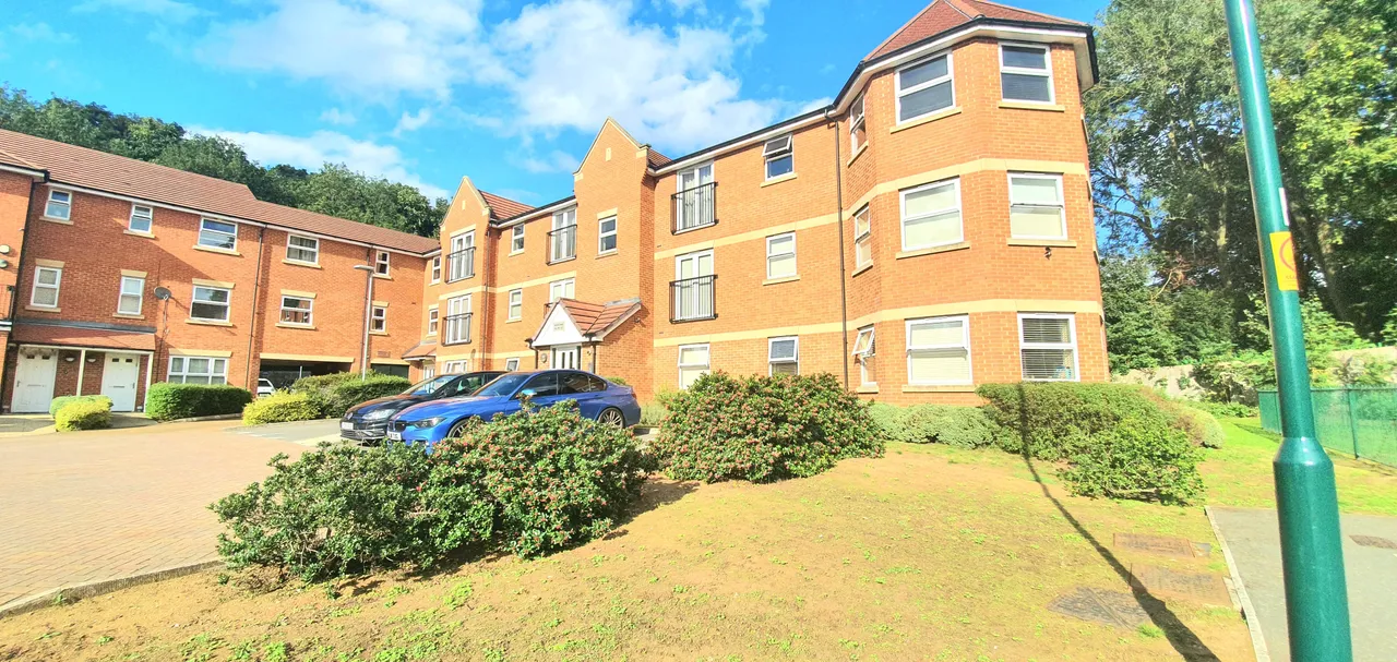 2 bed flat to rent — Walton Road, Bushey, WD23
