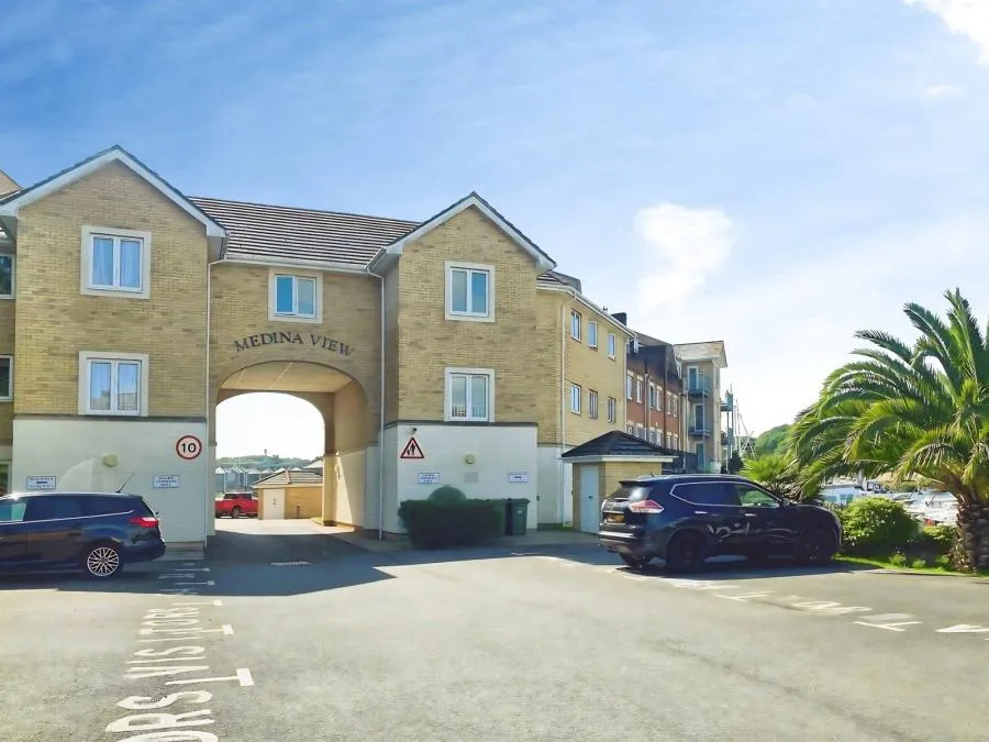 2 bed flat to rent, Medina View, East Cowes, PO32