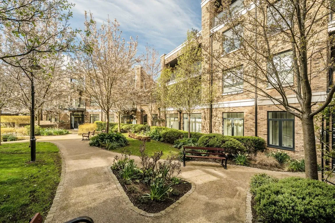 3 bed property for sale, Palladian Gardens, W4