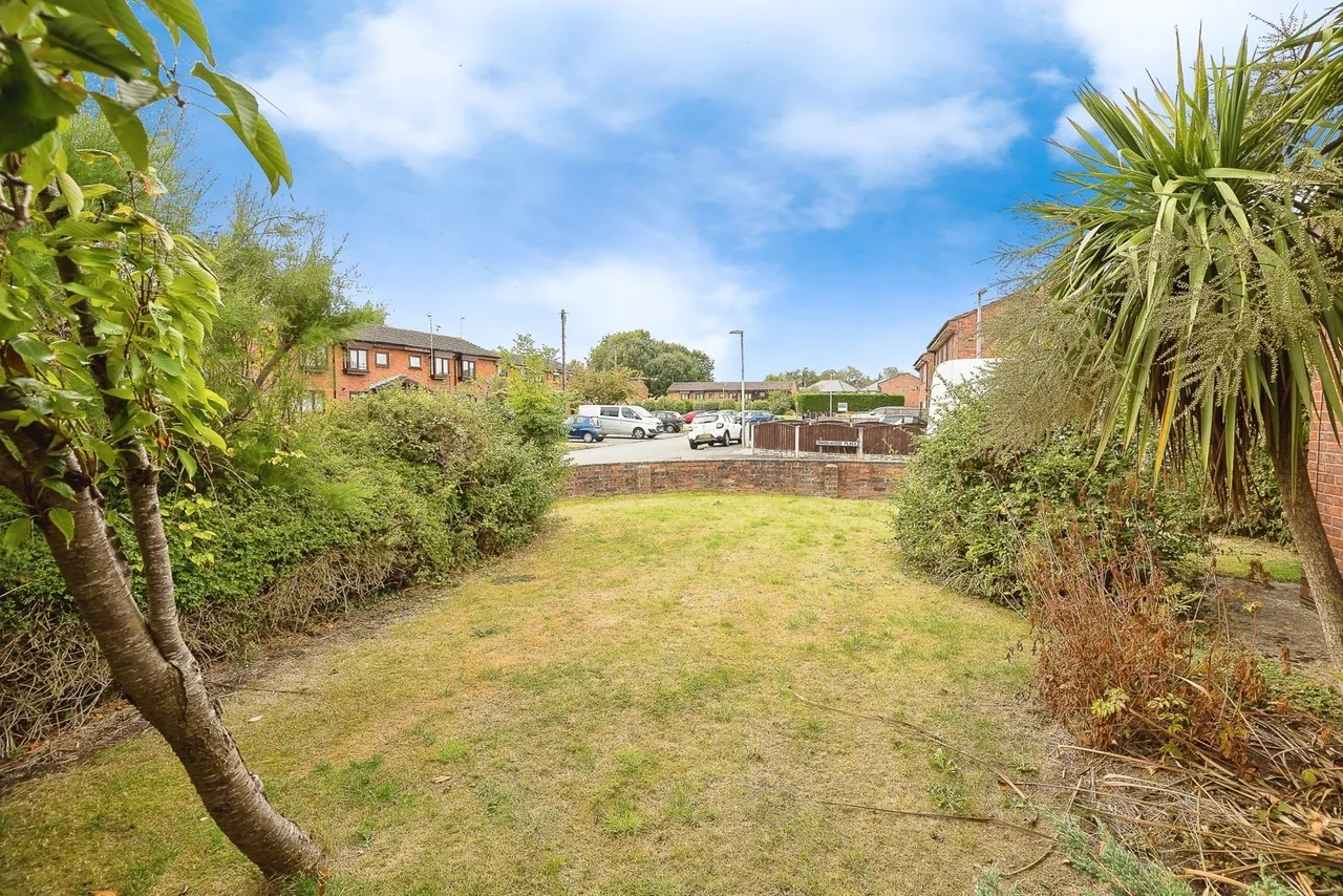 Marlwood Place, Broughton, CH4, photo 15