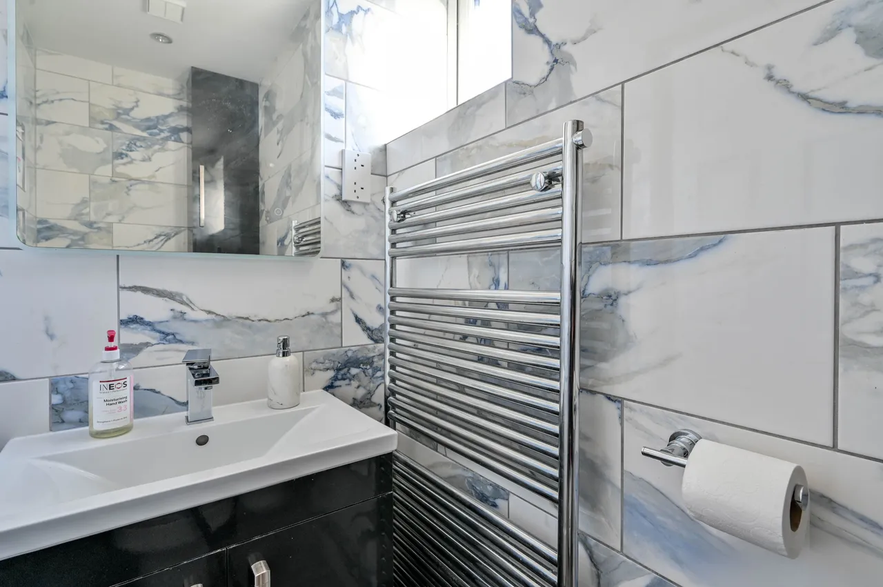 2a Mayfield Close, New Haw, photo 7