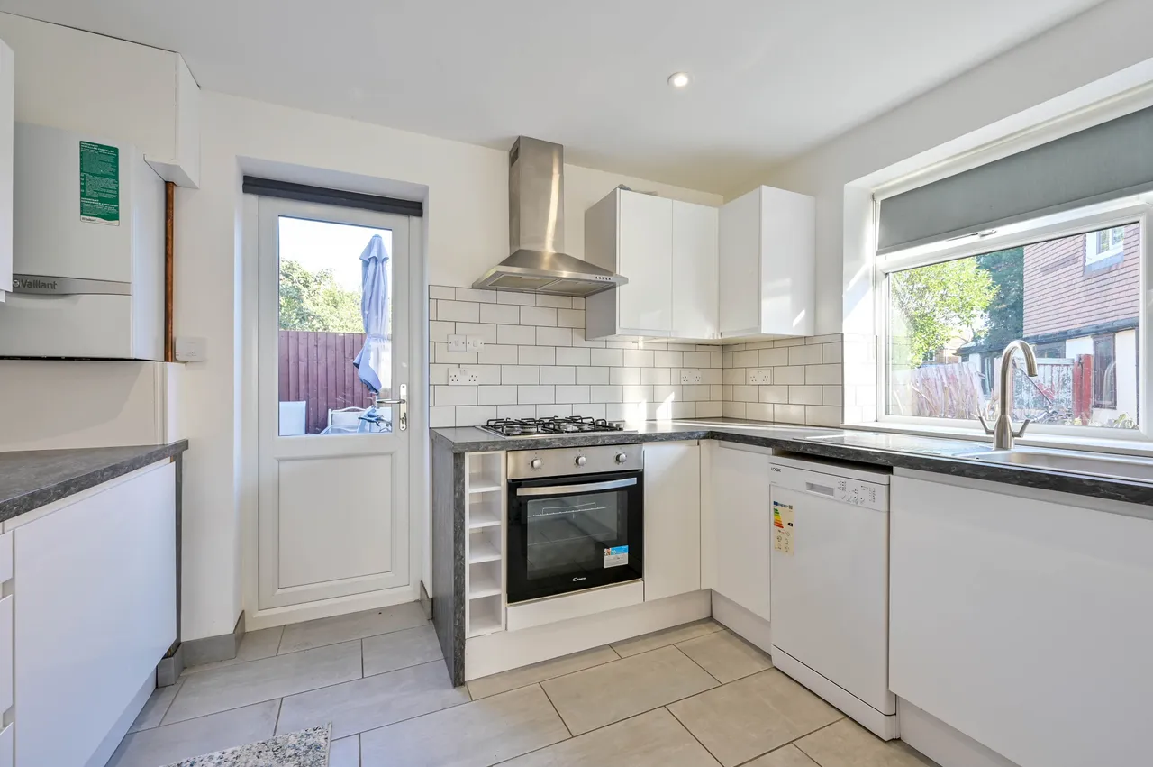 2a Mayfield Close, New Haw, photo 9