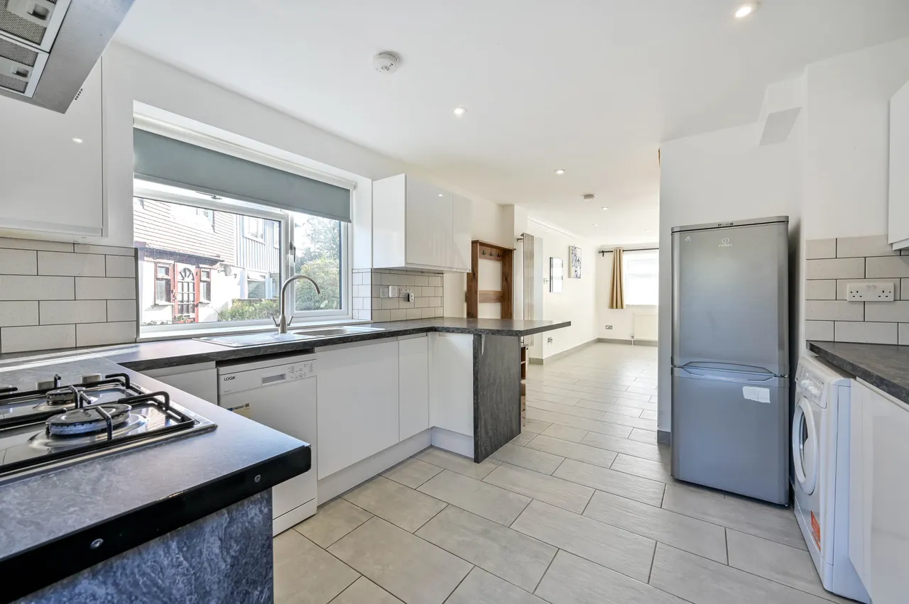 2a Mayfield Close, New Haw, photo 2