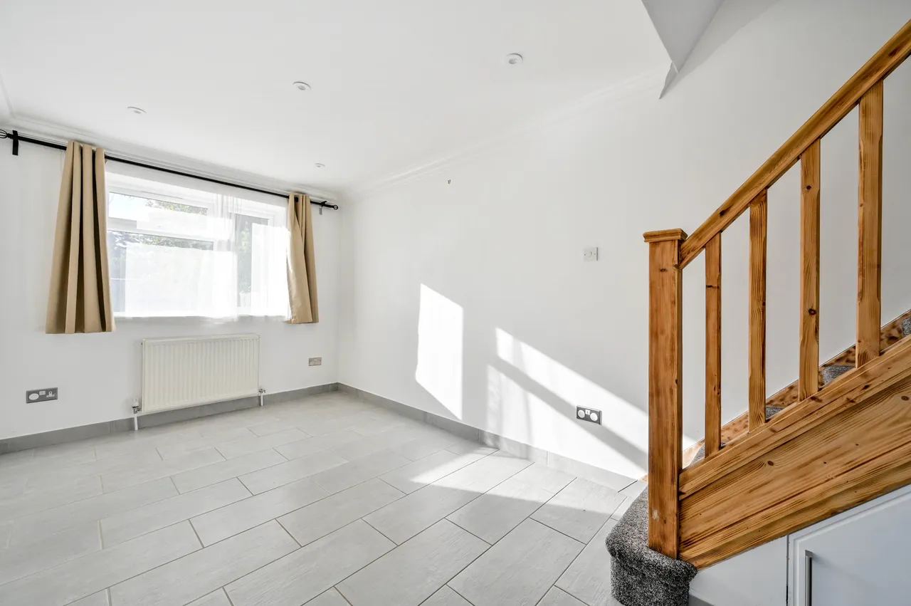 2a Mayfield Close, New Haw, photo 3