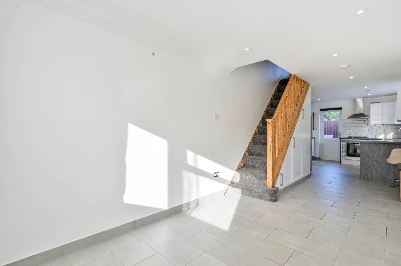 2a Mayfield Close, New Haw, photo 4