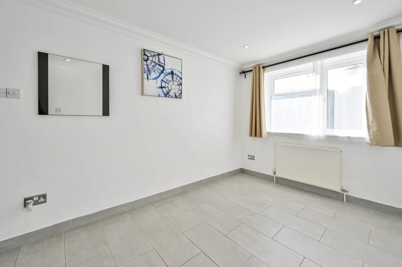2a Mayfield Close, New Haw, photo 8