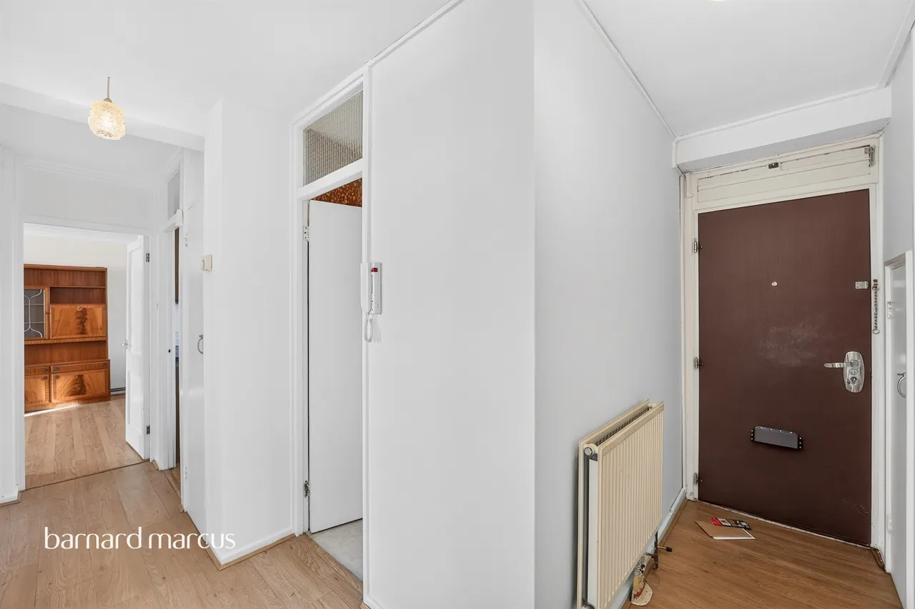Watford Close, London, SW11, photo 2