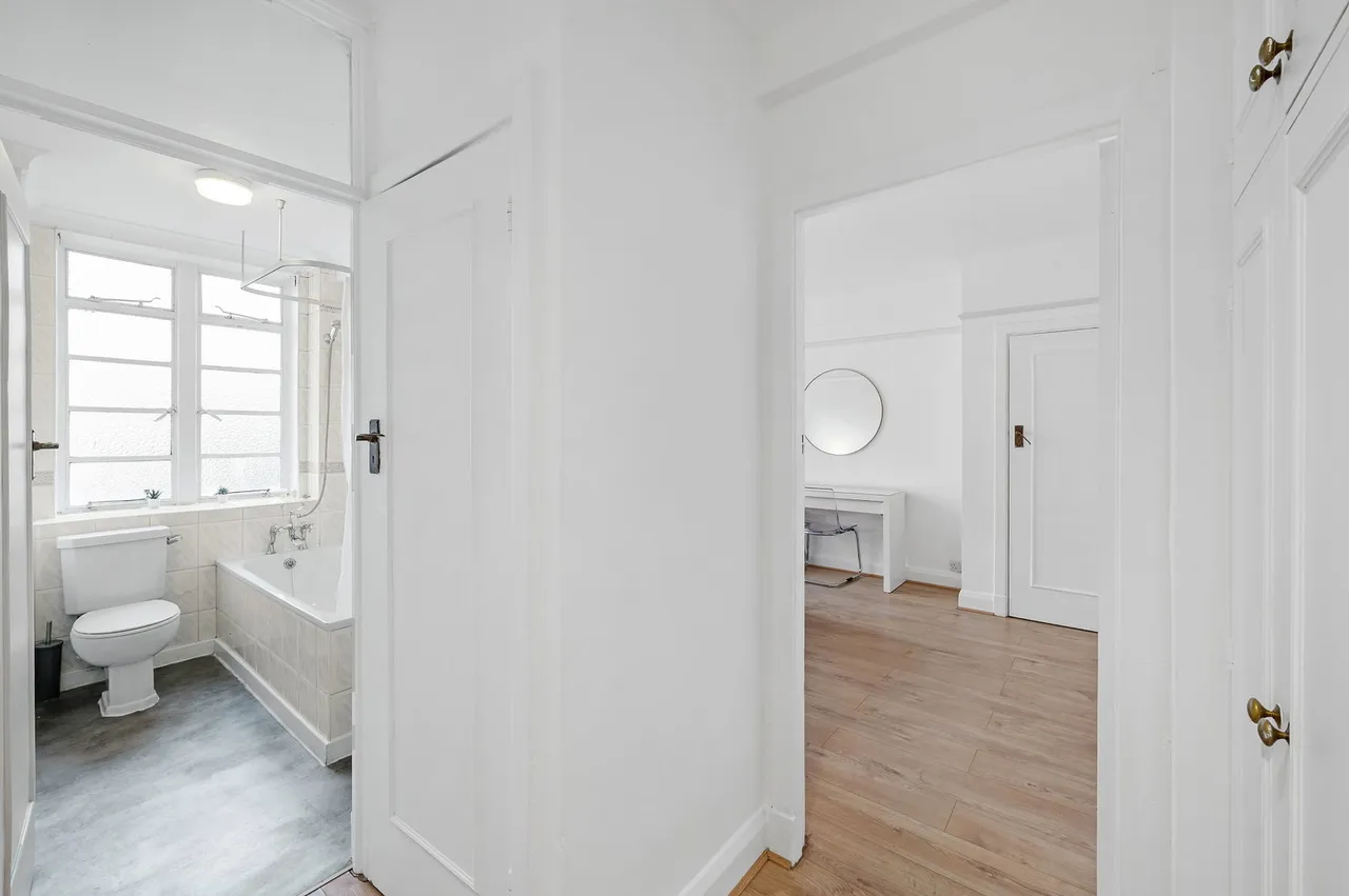 Balham High Road, London, SW17, photo 12
