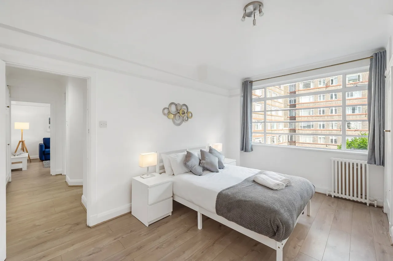 Balham High Road, London, SW17, photo 6