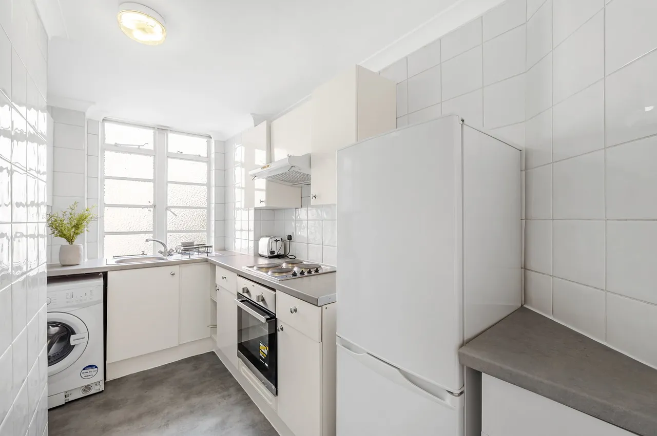 Balham High Road, London, SW17, photo 2