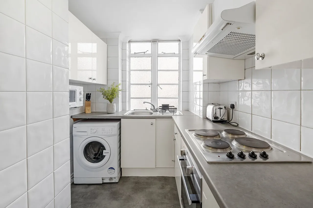 Balham High Road, London, SW17, photo 10