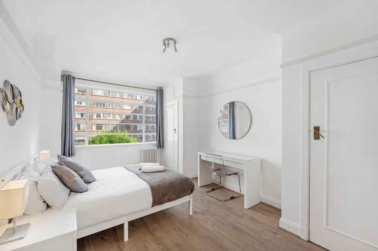 Balham High Road, London, SW17, photo 8